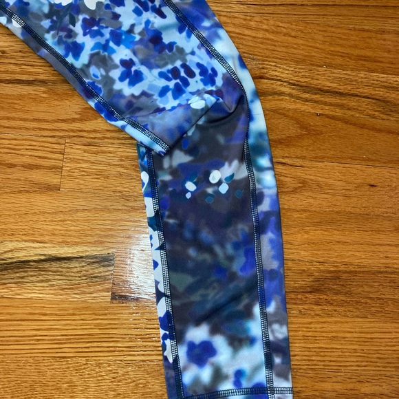 FLORAL WORKOUT LEGGINGS SIZE MEDIUM - Picture 2 of 7
